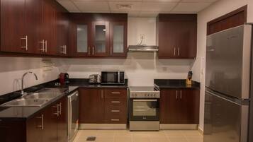 Kühlschrank, Mikrowelle, Ofen, Herdplatte