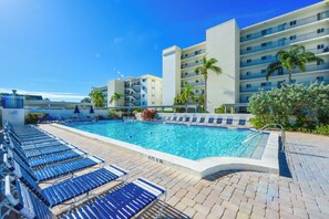 A heated pool - Sunsets and Sand Siesta Key Beach Top Floor 2 Bed 2 Bath Steps to Beach (Siesta Key)
