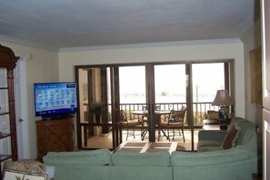 TV, books - Sunsets and Sand Siesta Key Beach Top Floor 2 Bed 2 Bath Steps to Beach (Siesta Key)