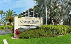 Un panneau indiquant le complexe d’appartements Crescent Royale, avec un numéro de téléphone et l’adresse du site web.