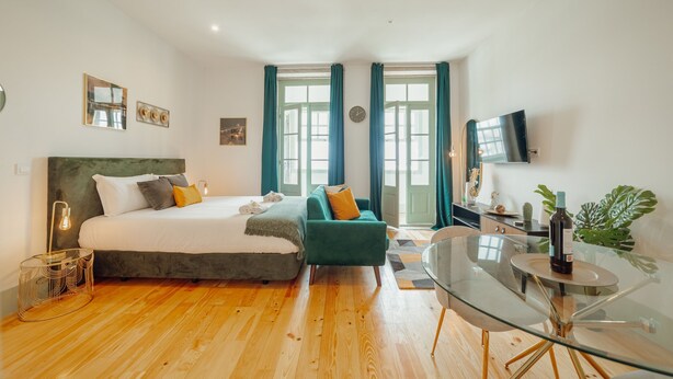 Ein modernes Schlafzimmer mit einem Bett, einem Glastisch und einem Fernseher.