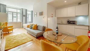 Un appartement moderne comprenant un salon, un coin repas et une cuisine.