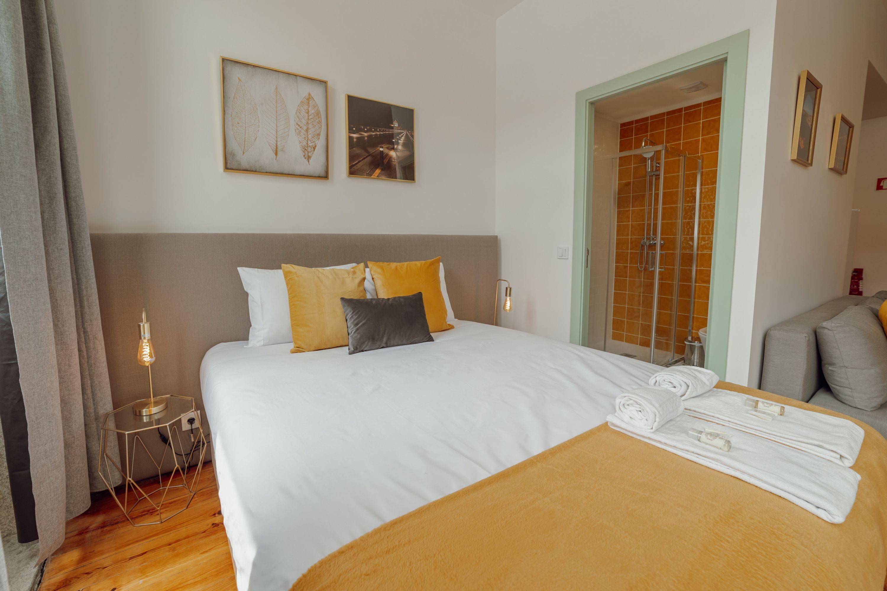 Une chambre d’hôtel avec un grand lit, une douche et un coin salon.