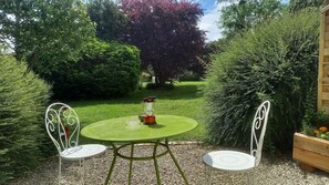 Outdoor dining - Le Jardin des Bosquets B&B  beautiful chambre d'hote in a bucolic setting (Auchay-sur-Vendée)