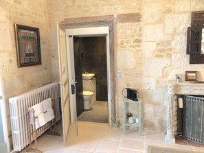 Shower, hair dryer, towels, soap - Le Jardin des Bosquets B&B  beautiful chambre d'hote in a bucolic setting (Auchay-sur-Vendée)