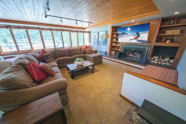 Smart TV, chimenea, estéreo
