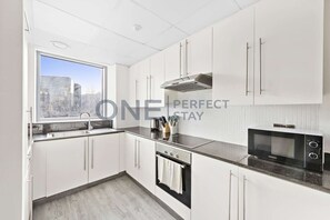 冷蔵庫、電子レンジ、オーブン、コンロ