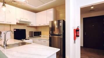 Fridge, microwave, oven, stovetop