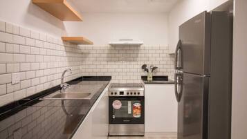 KĂŒhlschrank, Mikrowelle, Ofen, Herdplatte