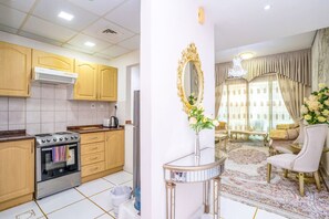 Køleskab, mikrobølgeovn, ovn, kogeplade