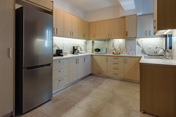 Superior Apartment, City View | Dapur peribadi | Peti sejuk/penyejuk beku saiz penuh, ketuhar gelombang mikro