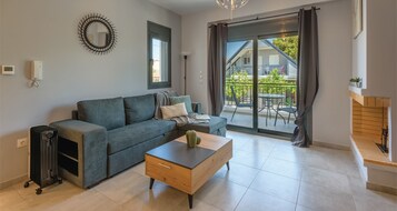 高级公寓, 城市景观 | 起居区 | 43-英寸智能电视（配备数码频道）