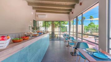 Free daily buffet breakfast