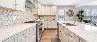 Modern Home Just 10 Mins to Notre Dame 18384