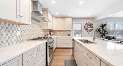Modern Home Just 10 Mins to Notre Dame 18384