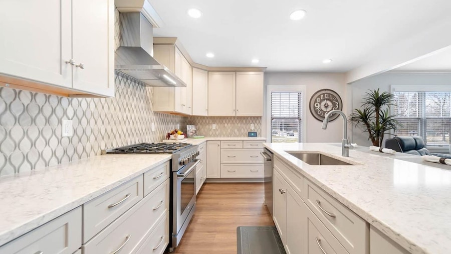Modern Home Just 10 Mins to Notre Dame 18384