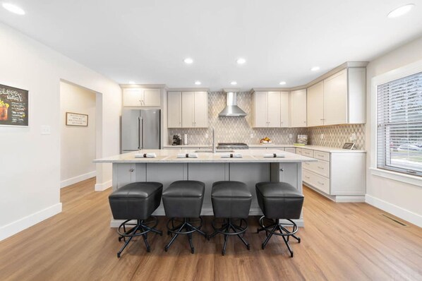 3 bedrooms, Internet - Modern Home Just 10 Mins to Notre Dame 18384 (South Bend)