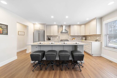 Modern Home Just 10 Mins to Notre Dame 18384