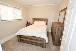 3 bedrooms - Walk to Notre Dame 3 Bedroom 1 5 Bath Home 717 (South Bend)
