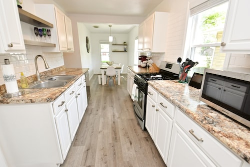 10 min Walk to ND Stadium 1820