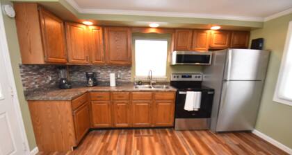 20 min Walk to ND 3 Bedroom 2 Bath Home 54475