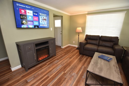 20 min Walk to ND 3 Bedroom 2 Bath Home 54475