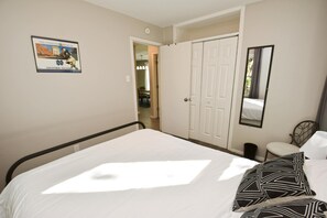 House | 2 bedrooms, Internet - 3 Blocks to Notre Dame 2 Bedroom 1 Bath Home 815 (South Bend)