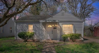 3 Blocks to Notre Dame 2 Bedroom 1 Bath Home 815