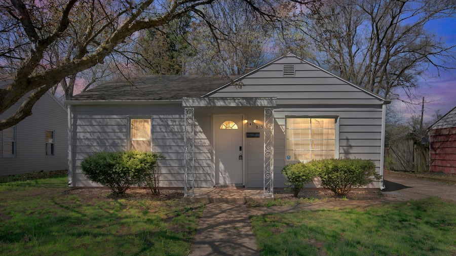 3 Blocks to Notre Dame 2 Bedroom 1 Bath Home 815