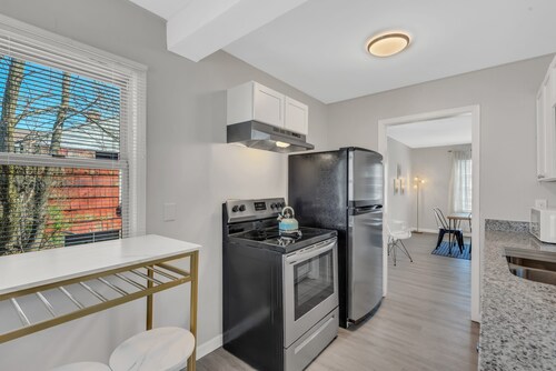 3 Blocks to Notre Dame 2 Bedroom 1 Bath Home 815