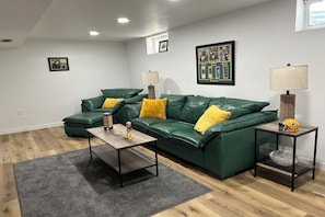 Smart TV, fireplace, table football - Lisa’s Lambeau Leap! Fabulous Location 1 Block to Lambeau & Party Garage! (Green Bay)