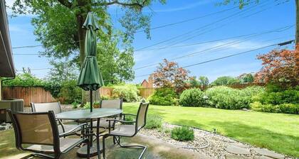 Mid Century Modern 30 Minute Walk to Notre Dame 3 Bedroom 3 Full Bath 2008