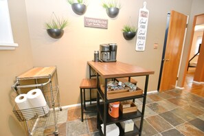 House | 3 bedrooms, Internet - Mid Century Modern 30 Minute Walk to Notre Dame 3 Bedroom 3 Full Bath 2008 (South Bend)