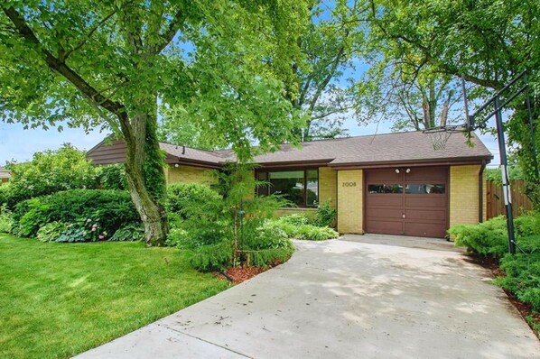 House | 3 bedrooms, Internet - Mid Century Modern 30 Minute Walk to Notre Dame 3 Bedroom 3 Full Bath 2008 (South Bend)