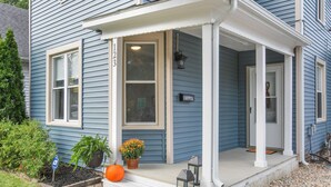 A house with a porch, a mailbox, and a door. - 3 Bedroom 2 Bath Home Near Notre Dame 123nd (South Bend)