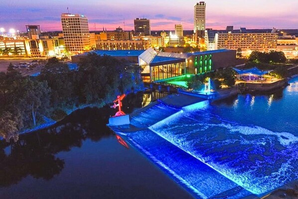 House | 3 bedrooms, Internet - Historic Renovated Home Steps to Notre Dame 103 (South Bend)