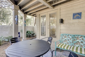 Outdoor dining - Sunset Rentals | St. Andrews 1853 | Dog Friendly (Hilton Head Island)