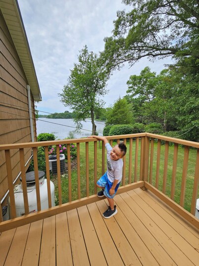 Sweet quiet place on private pond and close to beaches.