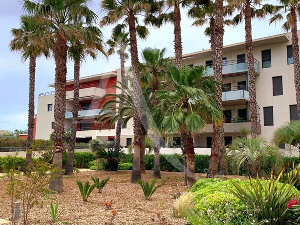 Property grounds - 4 pers, résidence standing avec piscine, stationnement privé et terrasse (Sète)