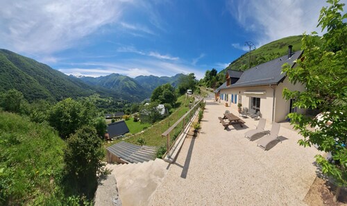 Maison ensoleillée avec superbe vue montagne, au départ de randonnées