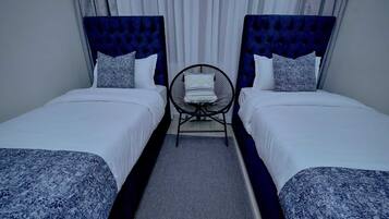 2 slaapkamers, een kluis op de kamer, een bureau