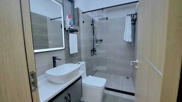 Een douche, een bubbelbad, milieuvriendelijke toiletartikelen