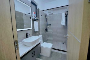 Dusche, Whirlpool, umweltfreundliche Kosmetikartikel, Haartrockner