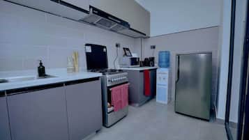 KĂŒhlschrank, Mikrowelle, Ofen, Herdplatte