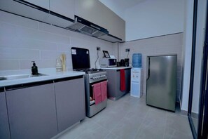Refrigerador, microondas, horno y parrilla de estufa