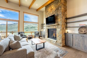 Smart TV, fireplace, books, stereo