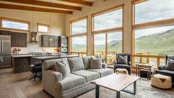 Smart-tv, eldstad, böcker och en stereo