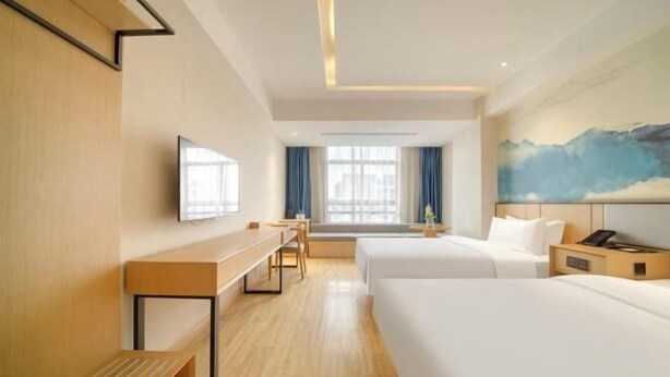 A hotel room with a bed, a desk, and a TV. - Greentree Eastern Hotel (Zhongshan West Road, Xiuzhou District, Jiaxing) (Jiaxing)