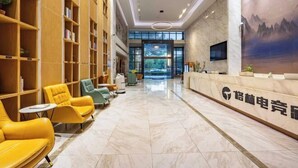 A hotel lobby with a reception desk, seating area, and bookshelves. - Greentree Eastern Hotel (Zhongshan West Road, Xiuzhou District, Jiaxing) (Jiaxing)