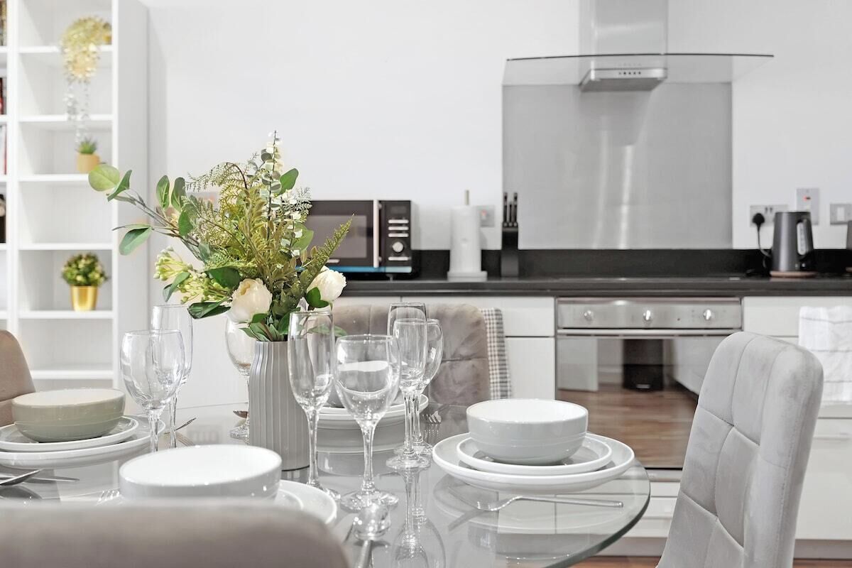 Fridge, microwave, stovetop, dishwasher